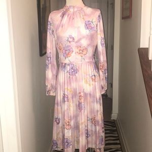 Stunning Vintage Stunning Floral Pleated Dress 😘